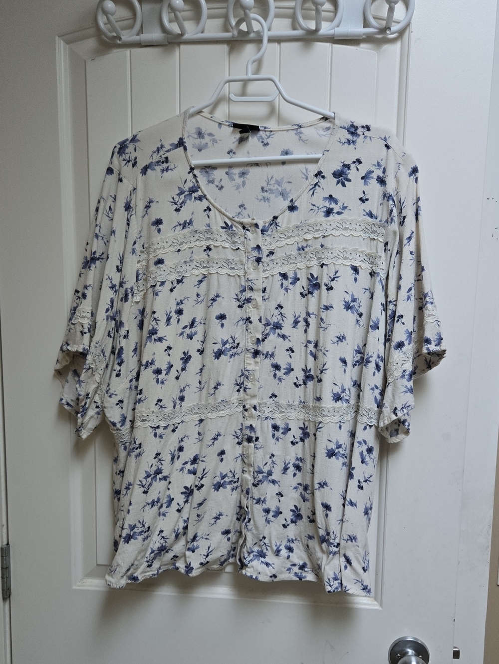 Torrid Plus Size 4x Women's Cream Floral Button-Front Top with Lace Trim
